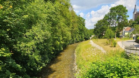 Renataurierter Fluss in einer Ortslage